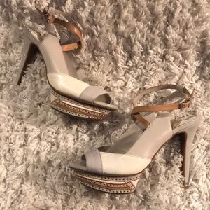 Beautiful leather Gianni Bini pumps